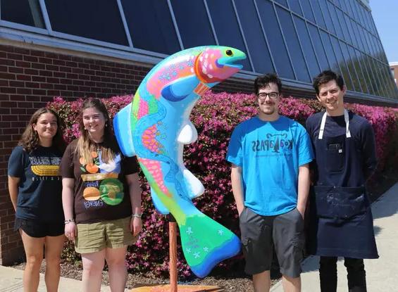 马丁朗，学生，和鳟鱼雕塑